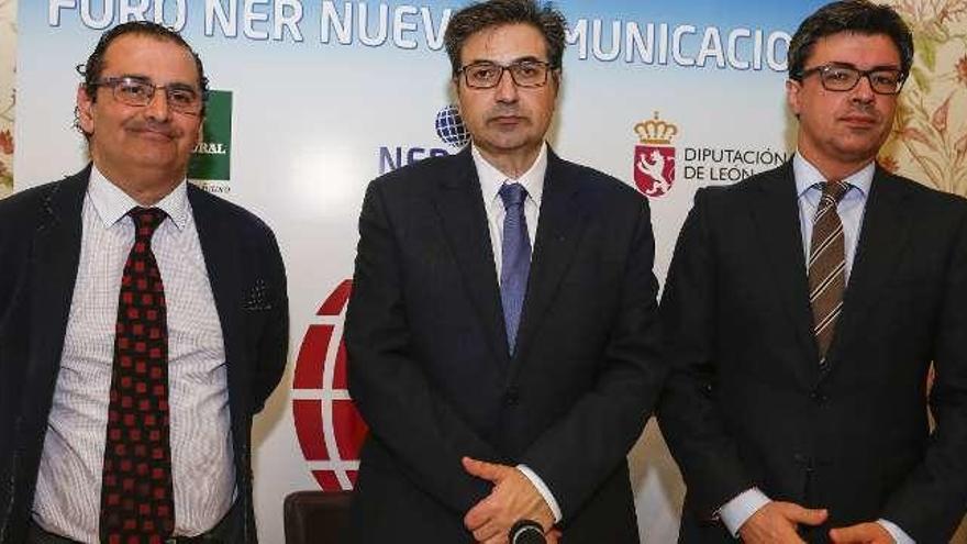 De Izquierda a derecha, Narciso Prieto, Alejandro García y Alejandro Salgado, antes de participar en el Foro Nueva Comunicación.