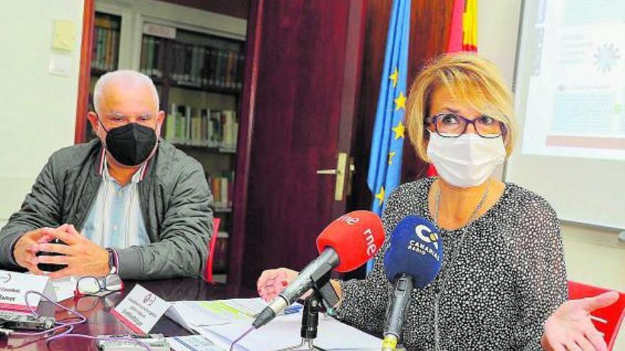 La consejera canaria de Economía, Elena Máñez, y el secretario general de UGT Canarias, Manuel Navarro.