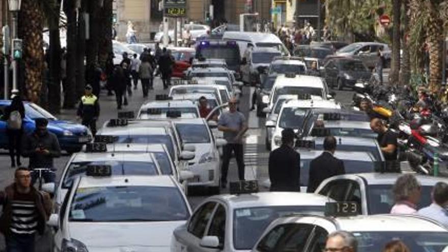 Manifestación de taxistas valencianos contra las nuevas plataformas de vehículos con conductor.