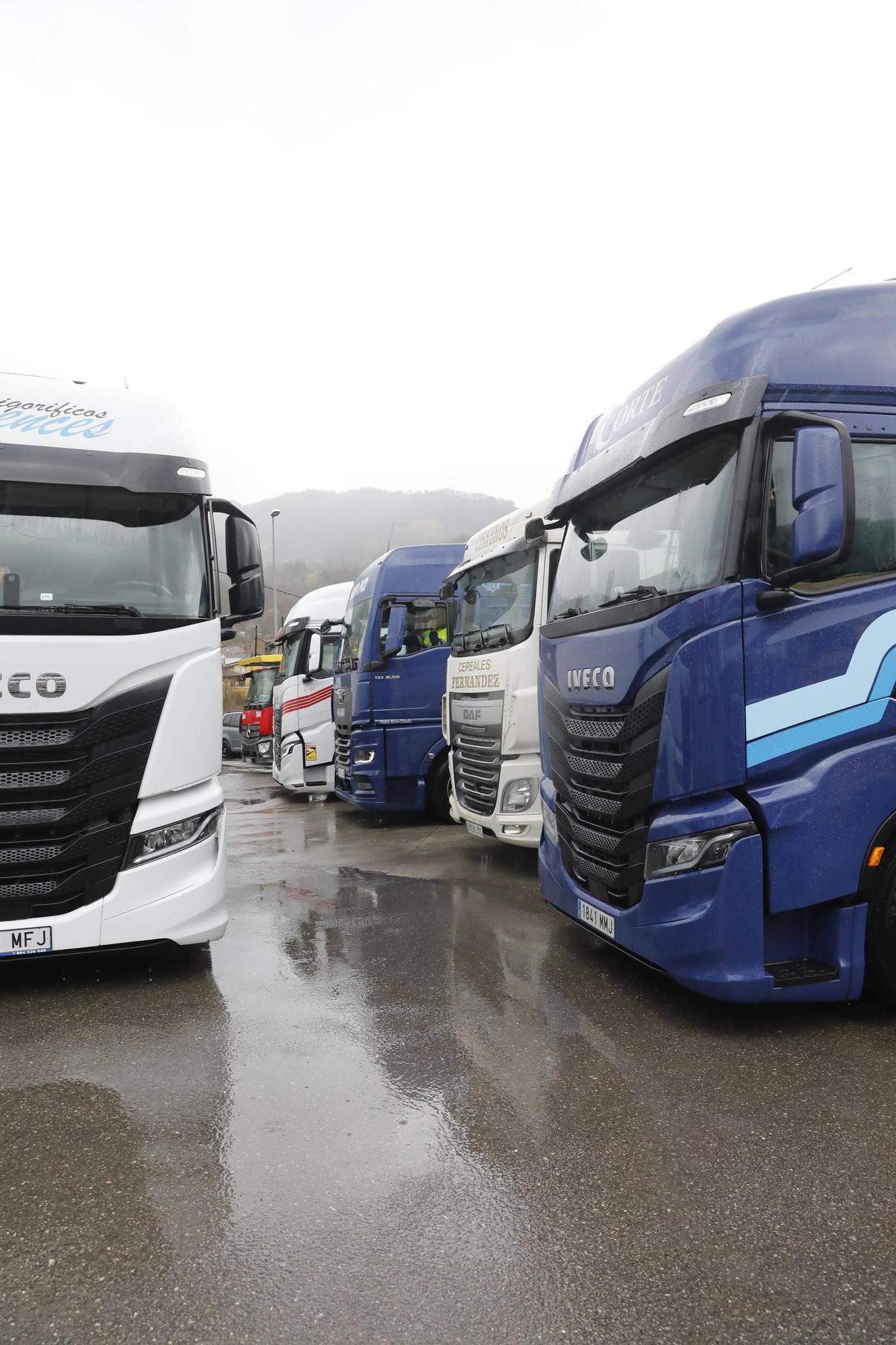 EN IMÁGENES: Camioneros retenidos por la nieve en Lena