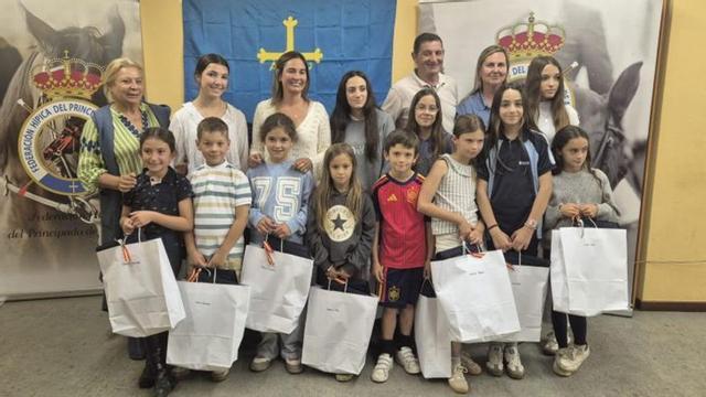La expedición asturiana, tras recoger sus equipaciones, con miembros de la federación asturiana.