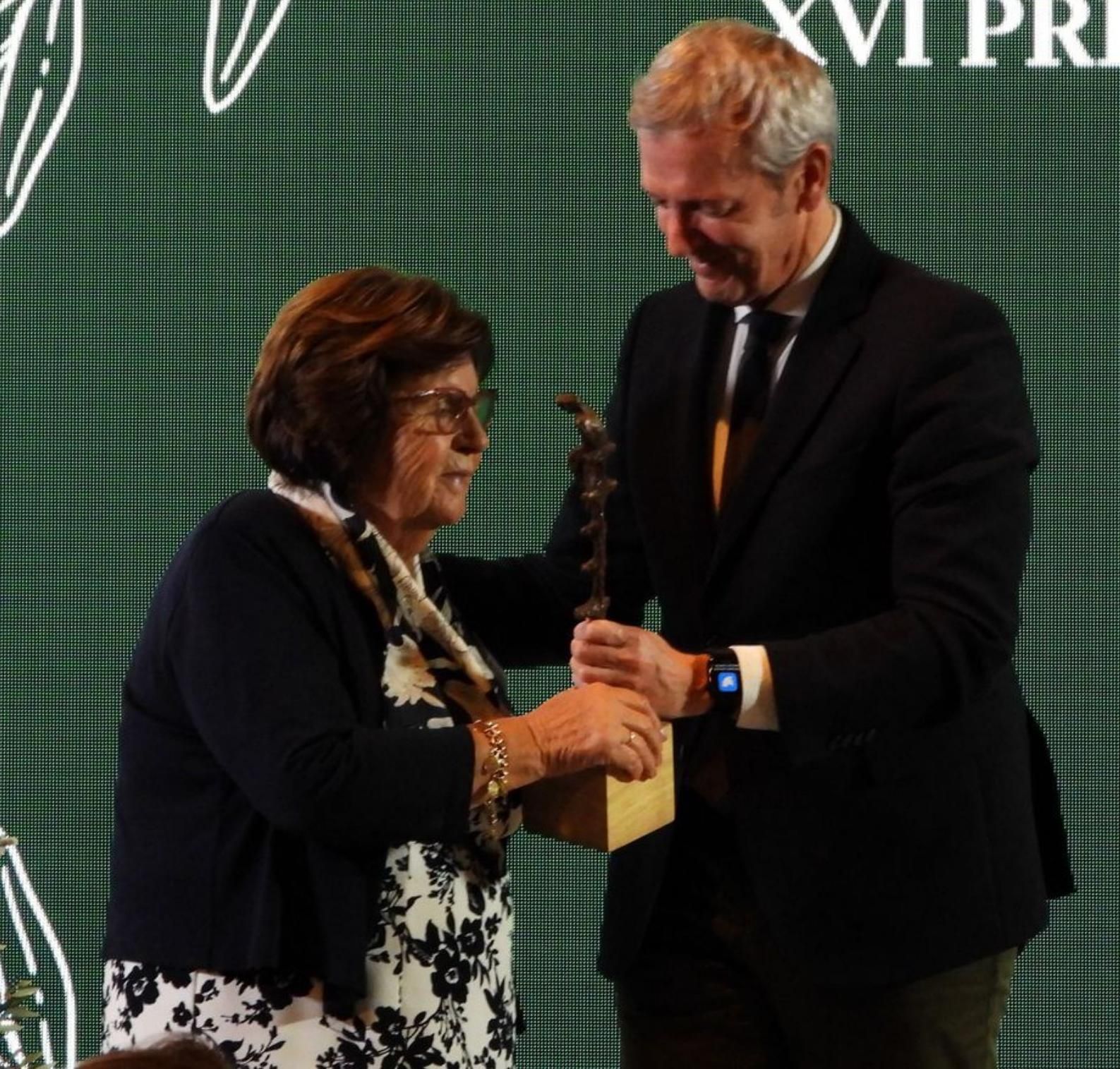 El presidente Rueda entregó el premio a la cofundadora. |   // F. CASANOVA