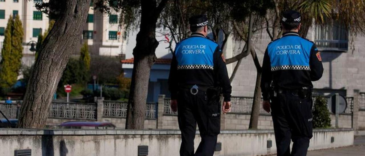 Dos policías locales patrullando por Corvera.