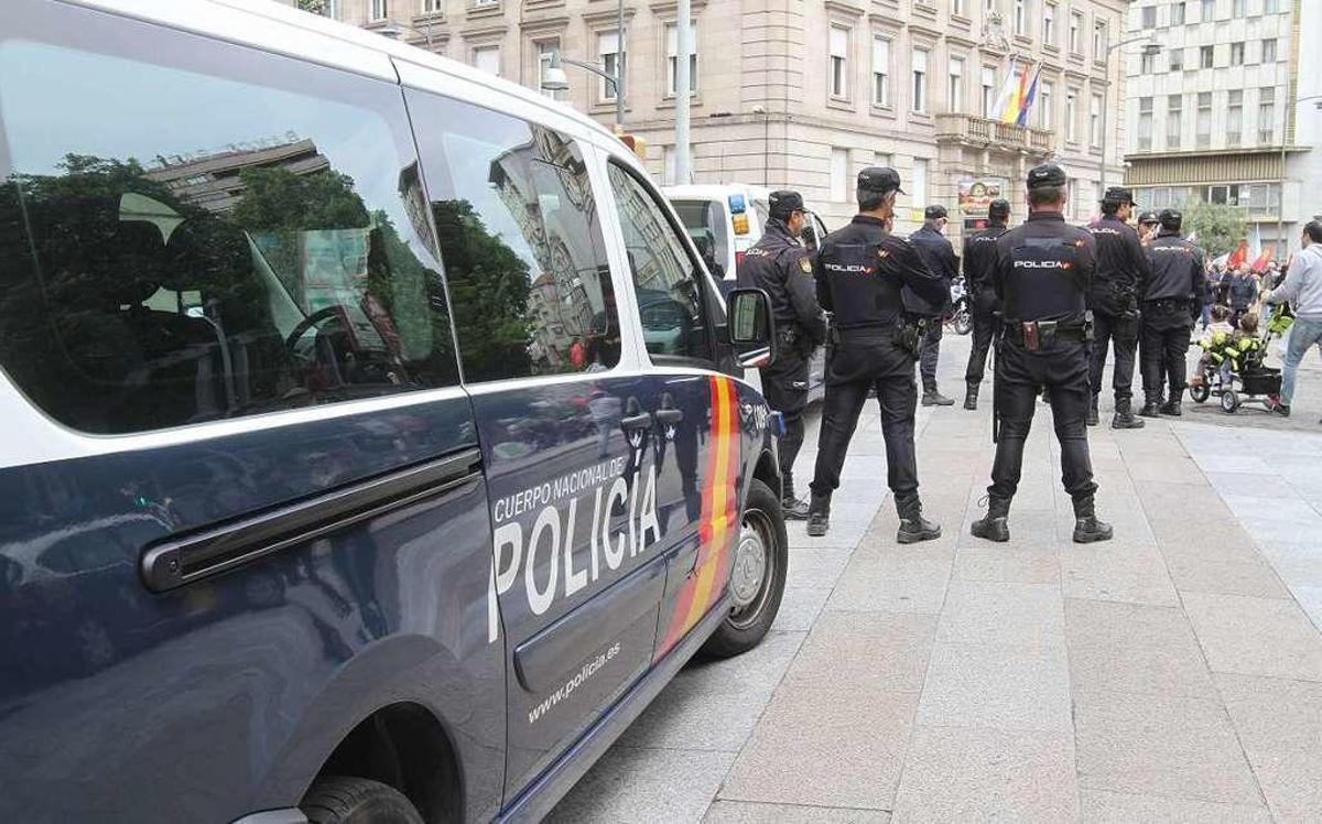 Agentes de la UPR de Ourense, vigilando una manifestación. // Iñaki Osorio