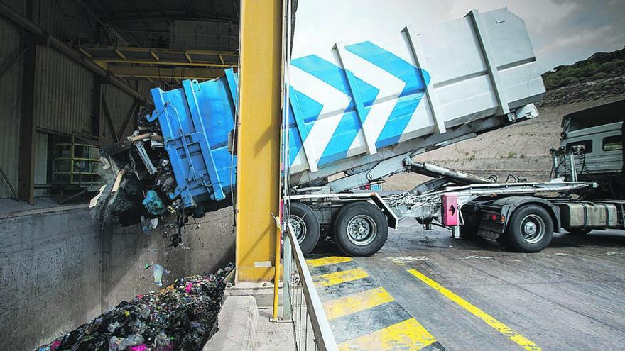 Un camión con residuos en el Complejo Ambiental de Arico.