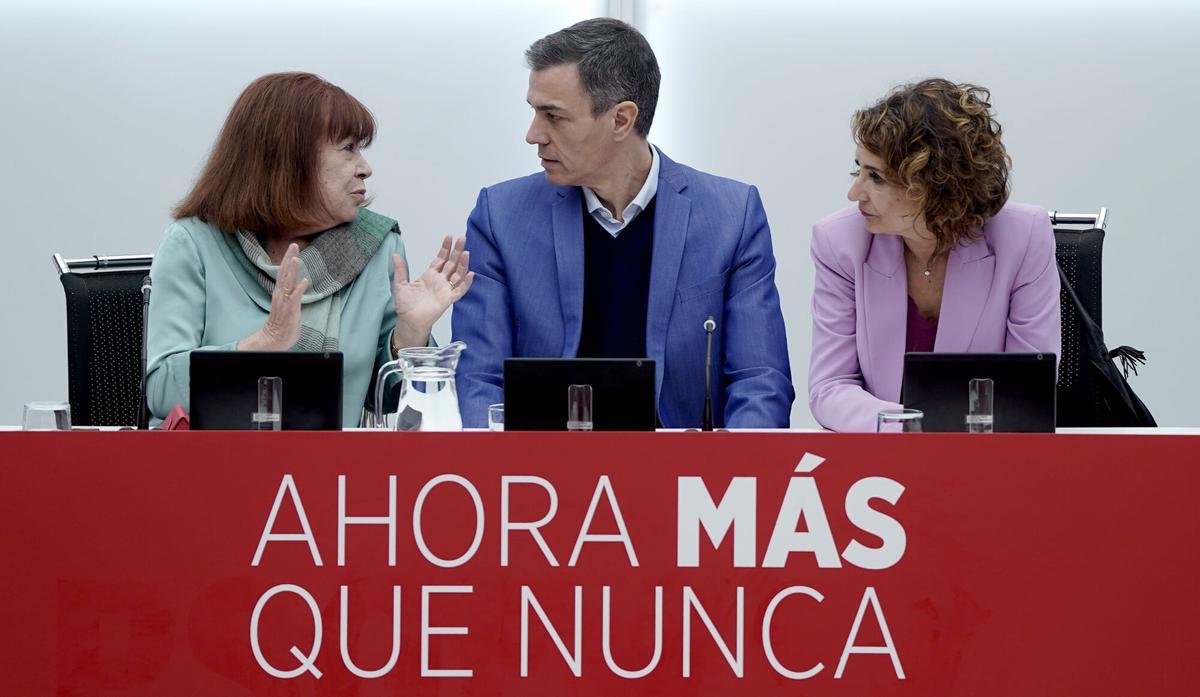 Madrid. 16.03.2026. Pedro Sánchez, en Ejecutiva del PSOE, entre la presidenta del partido, Cristina Narbona, y la vicesecretaria general, María Jesús Montero.