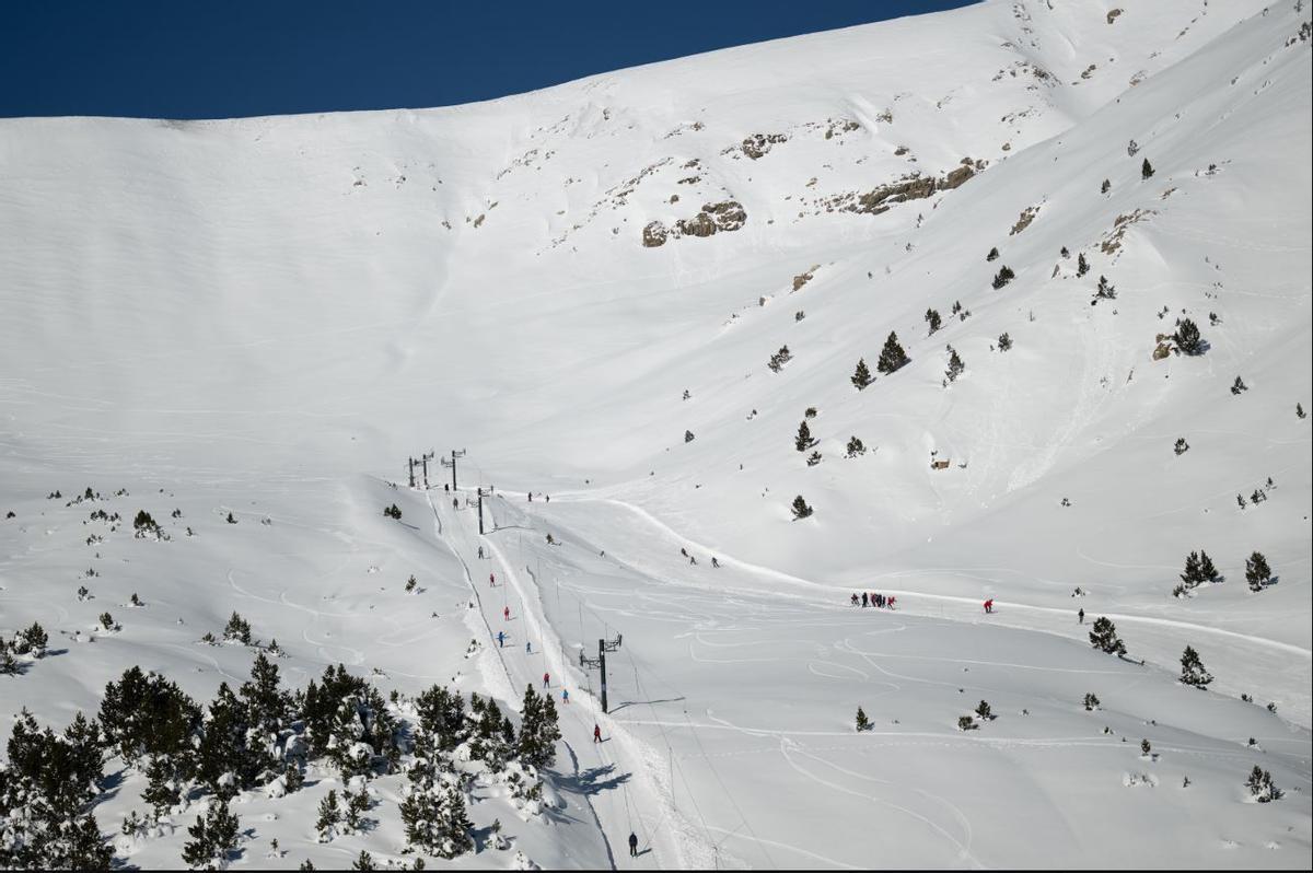 Panoràmica de Vallter coberta de neu en una temporada d’hivern marcada per acumulacions molt per sobre de l’habitual