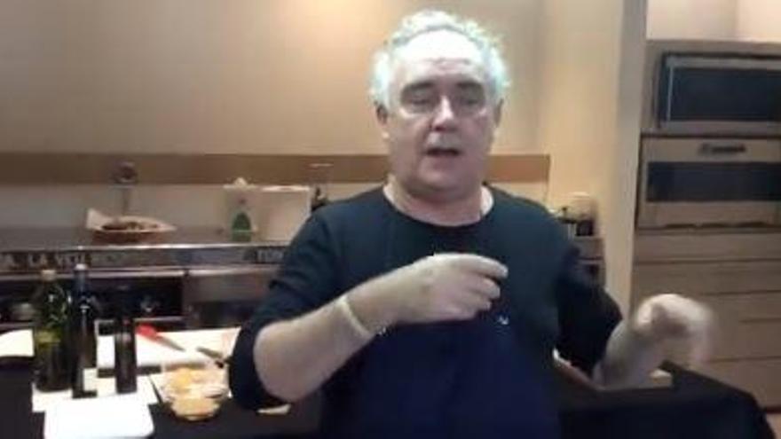 Ferran Adrià durant les seves classes de cuina.