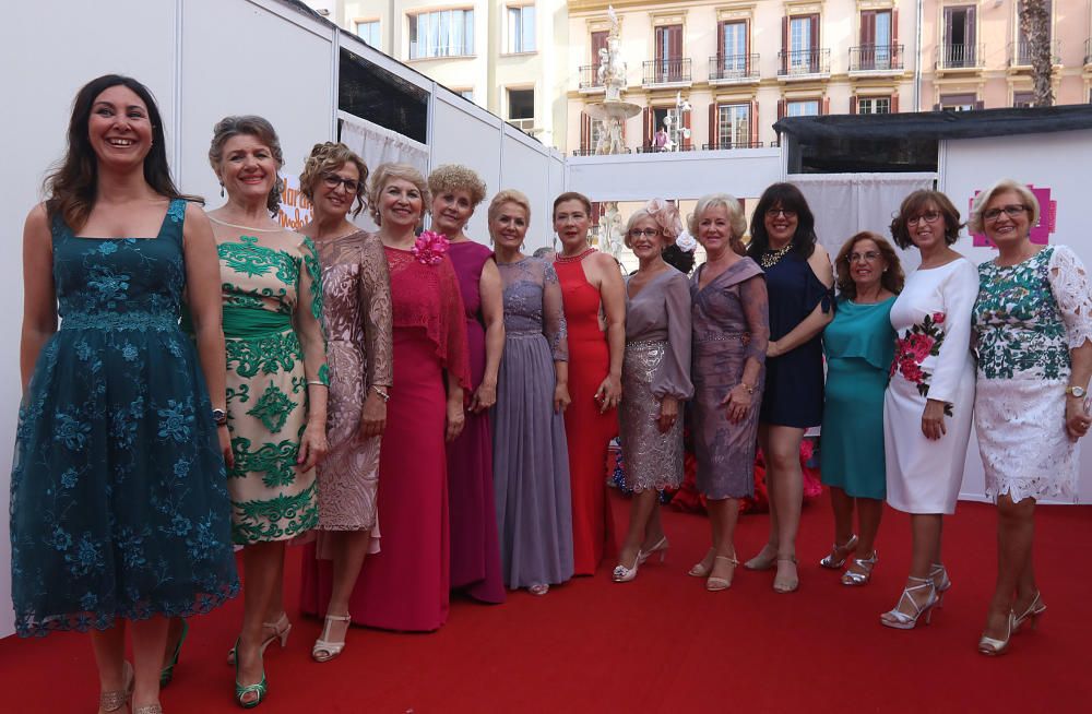 La Pasarela de Moda de la Semana del Mayor ha tenido como protagonistas a 132 modelos de entre 55 y 80 años, que han desfilado en la plaza de La Constitución.