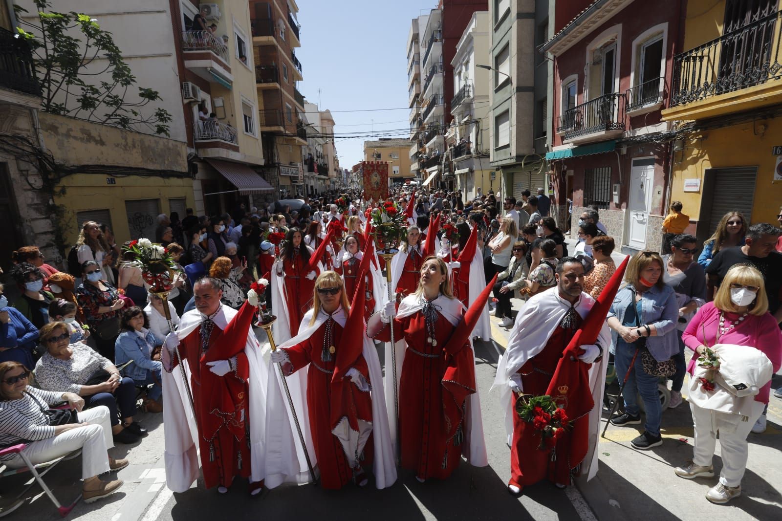 Flores y alegría para despedir la Semana Santa Marinera en el desfile de Resurrección