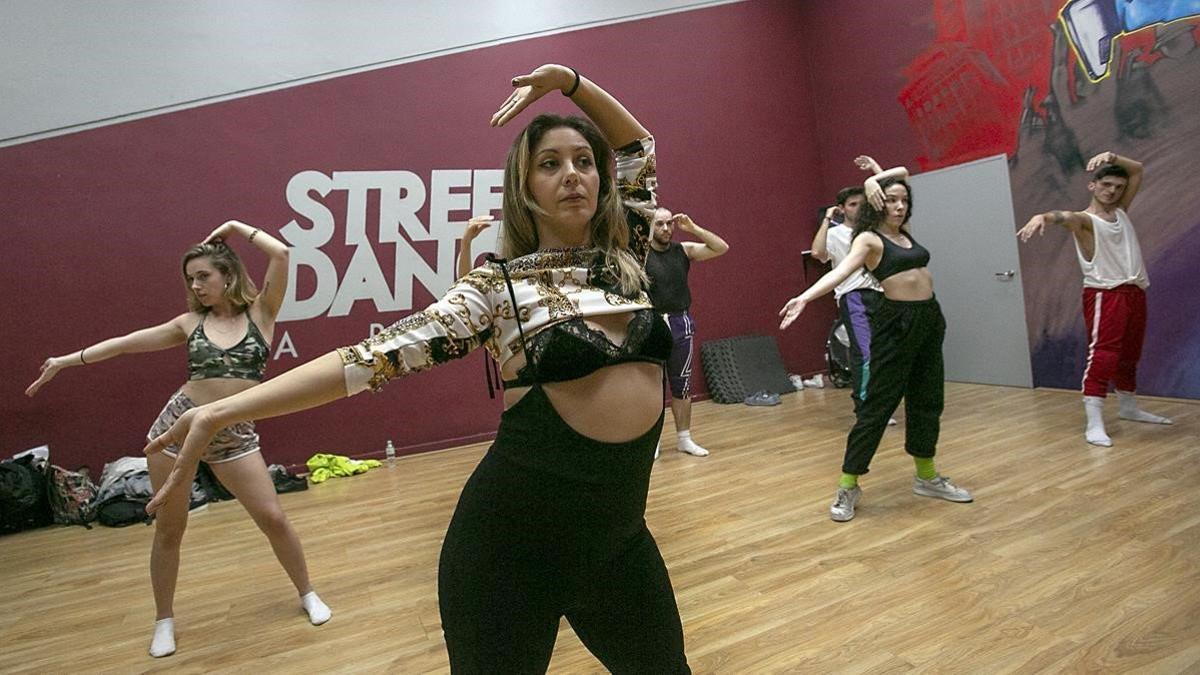 Manos y brazos en acción durante una clase de `voguing¿ en Street Dance Area, en L¿Hospitalet de Llobregat.