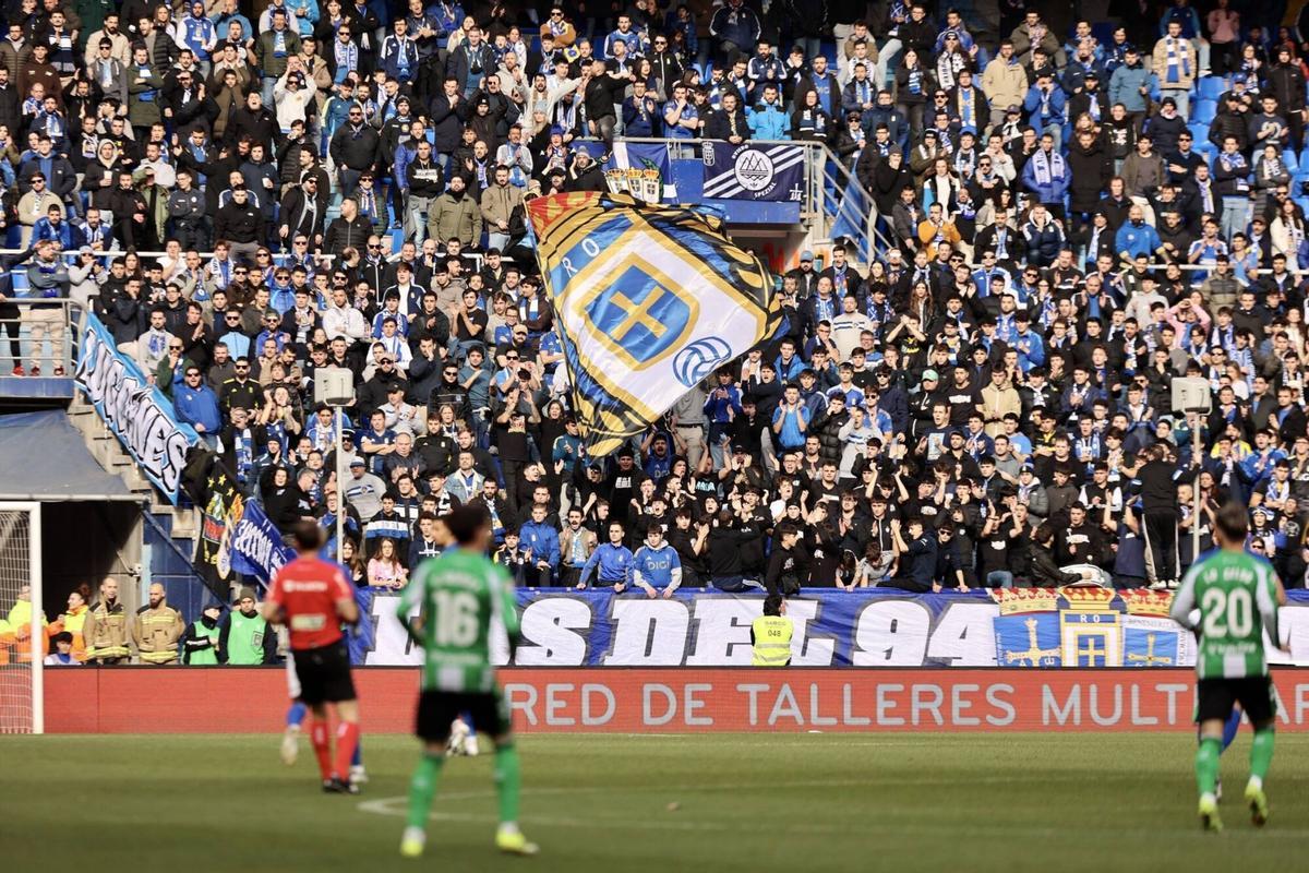 EN IMÁGENES: Ambientazo en el Carlos Tartiere para vivir el Real Oviedo-Betis