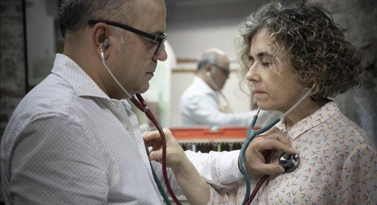 Los artista Gemma Guasch y Josep Asunción, recreando su trabajo ’Projecte escolta’. Los artista Gemma Guasch y Josep Asunción, recreando su trabajo ’Projecte escolta’.