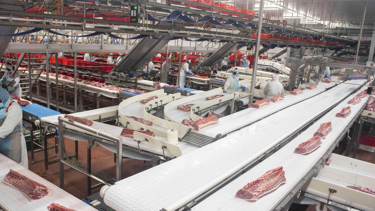 Sala de despiece en una de las naves de Litera Meat.