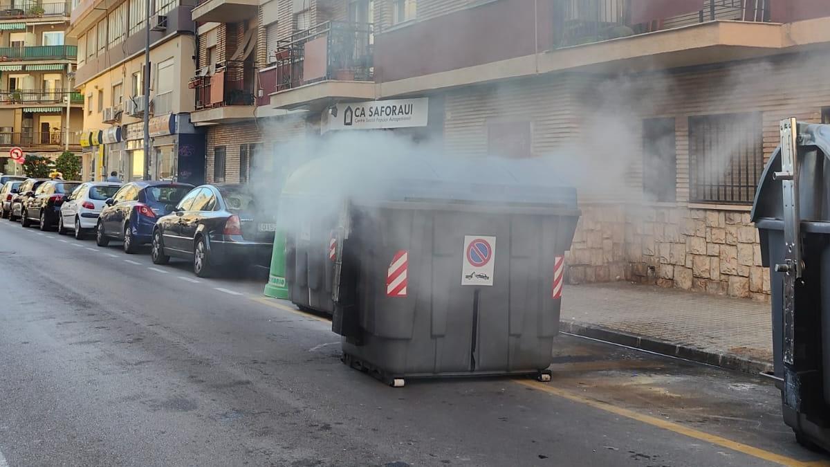 Uno de los contenedores incendiados