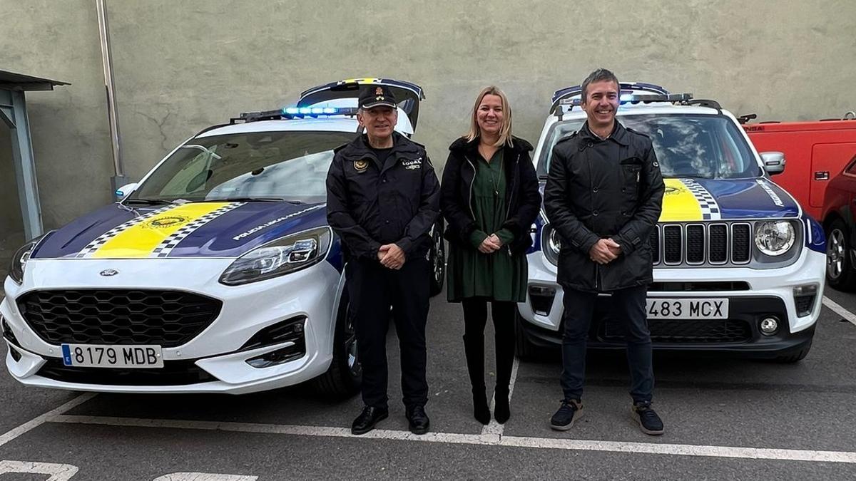 El comissari Nieto i la regidora Gómez han presentat els nous vehicles policials de Vila-real.