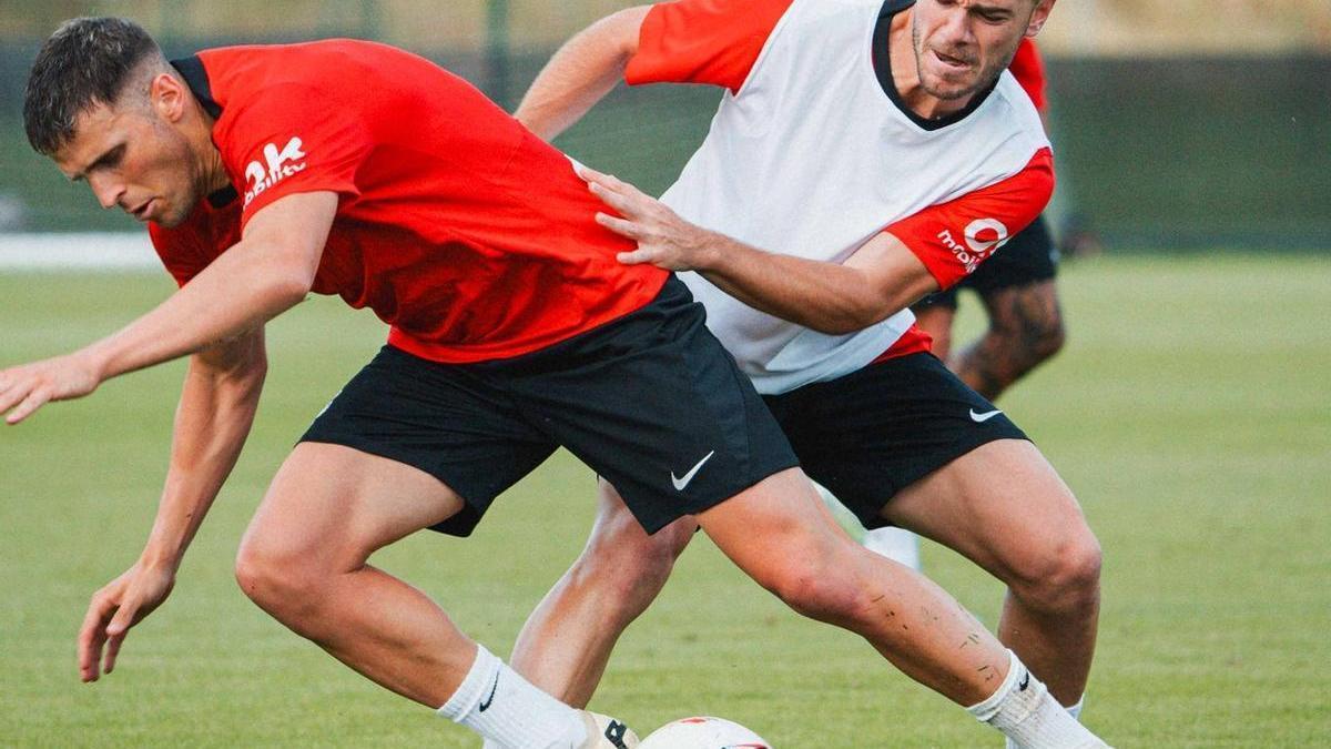 Gio pugna por el balón con Lato en un entrenamiento en Birmingham.