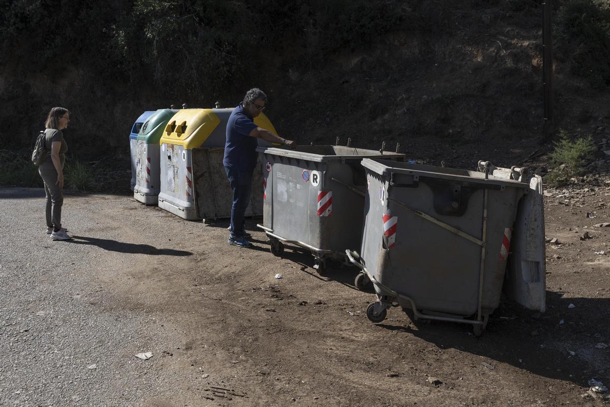 Senglars rebels, rates i oblit mortifiquen els veïns de la carretera de les Aigües