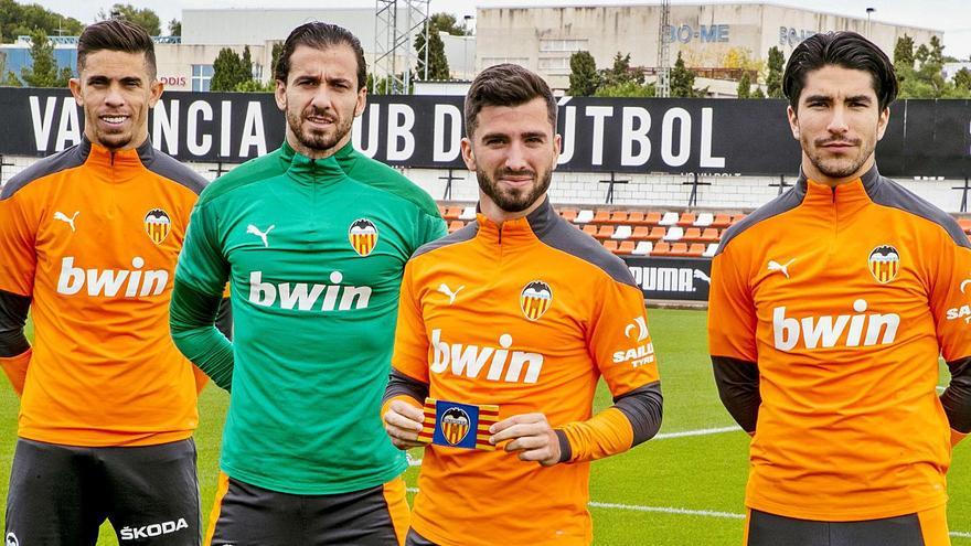 Gabriel Paulista, Jaume Doménech, José Luis Gayà y Carlos Soler, ayer, en la ciudad deportiva de Paterna. | LÁZARO DE LA PEÑA/VCF