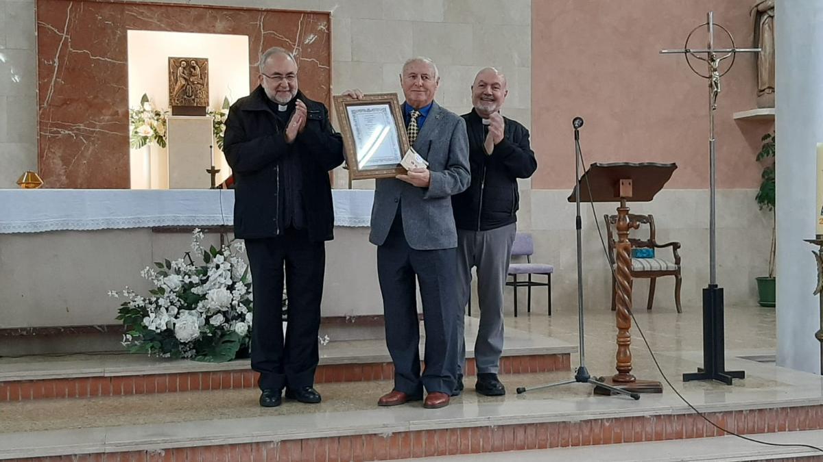 Por la izquierda, Jesús Sanz Montes, César Sánchez y José Julio Velasco en Llanera.