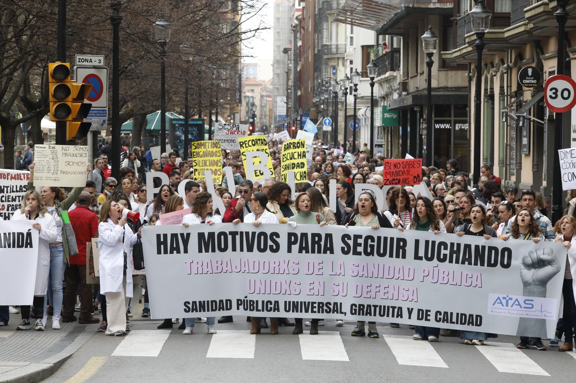 En imágenes: Los sanitarios se manifiestan en Gijón al grito de "no queremos más dinero, queremos mejores condiciones laborales"