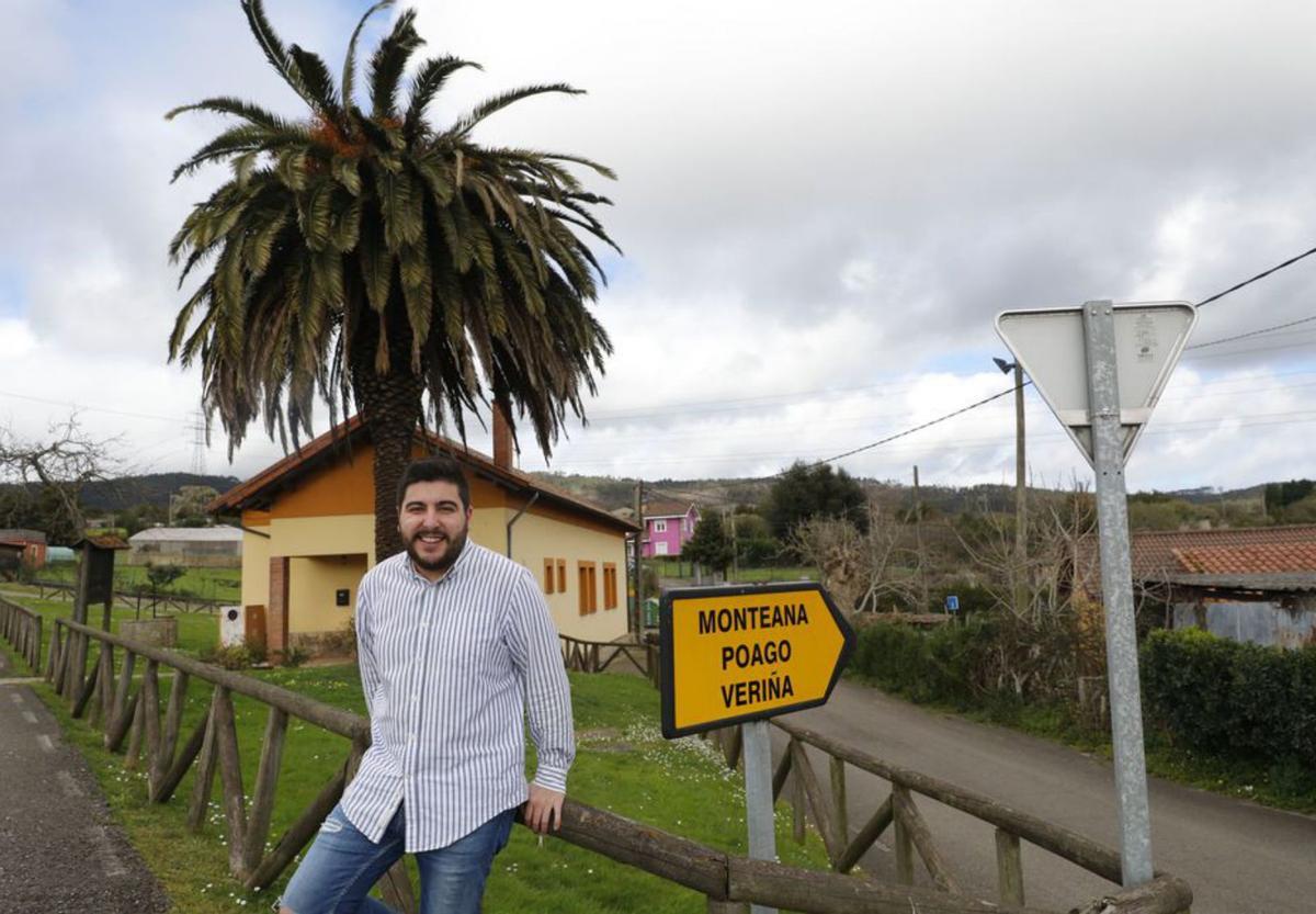 Bryan Calvo, ante la palmera de las antiguas escuelas de San Andrés. | M. L.