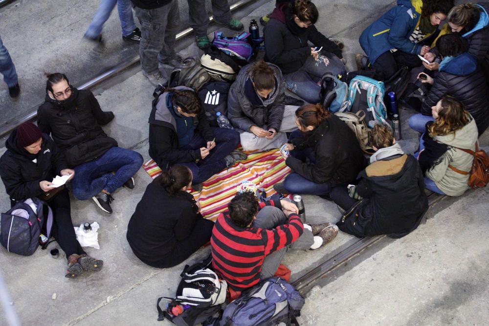 Manifestants tallen les vies del TAV a l'estació de Girona