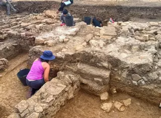 Alcontrada una habitación romana del Altu Imperiu en Lucus Asturum colos primeros resclavos de pintura mural del enclave