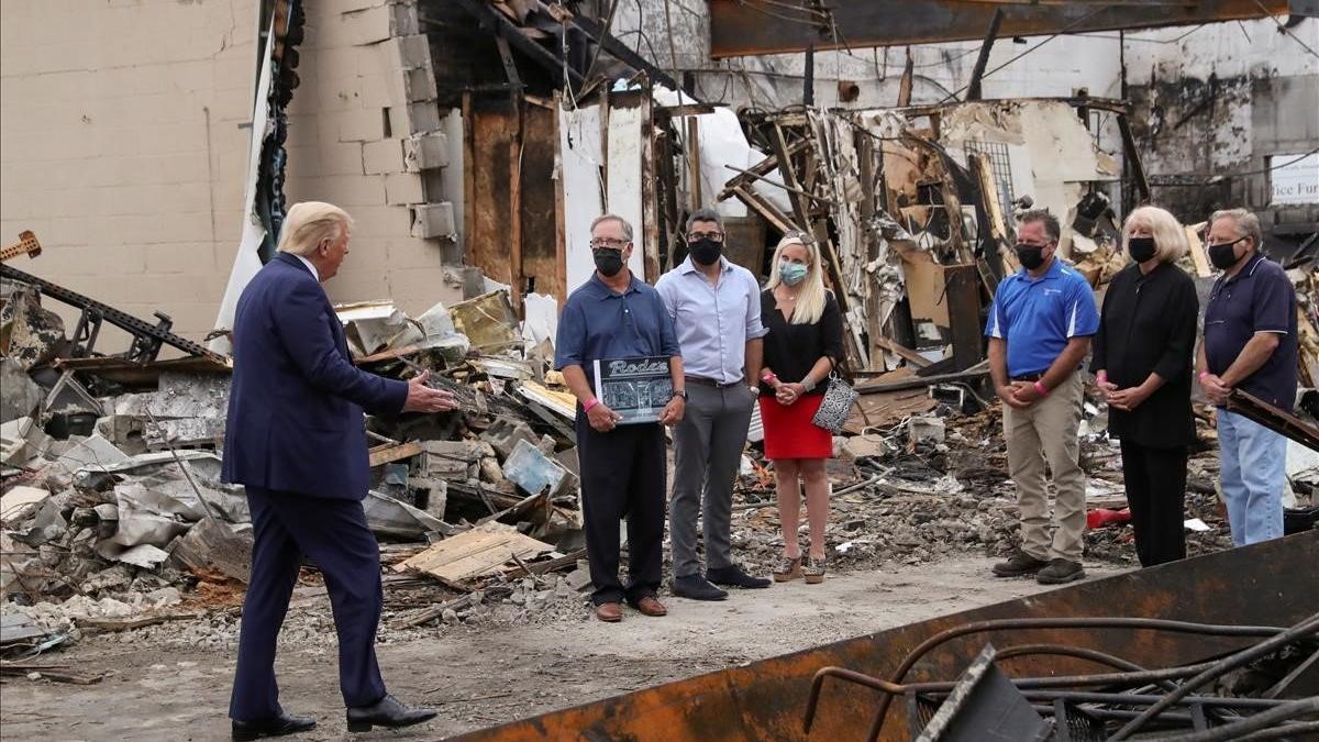 Trump habla con los dueños de uno de los comercios destruidos en Kenosha durante los disturbios.