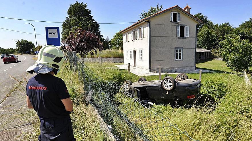 Dos heridos en Palmaz y Lamela tras volcar con un tractor y un turismo