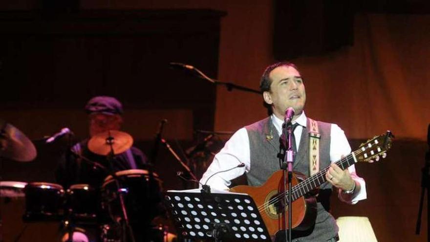 Ismael Serrano, en el teatro Rosalía, en 2012. juan varela