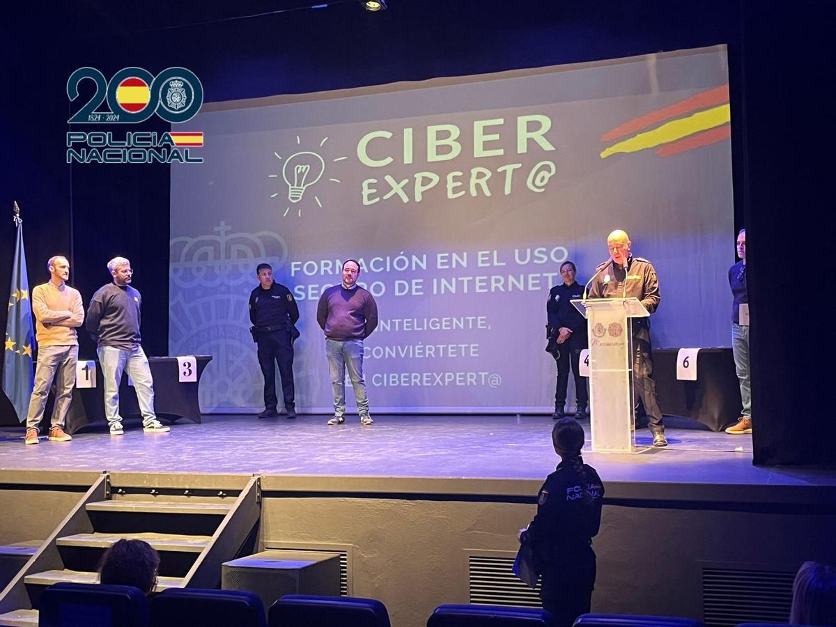 La Policía Nacional hace entrega a 163 alumnos de sus carnets tras haber superado el curso Ciberexperto