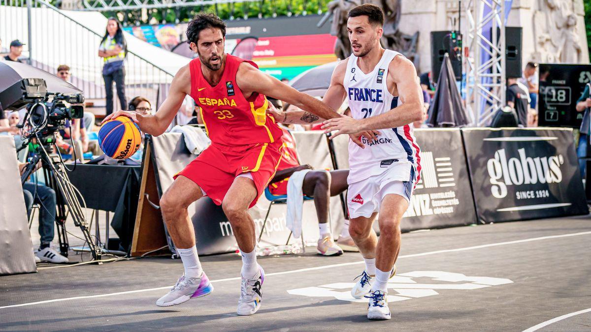 Javi Beirán, campeón del mundo con España, defiende de la camiseta de la selección en el 3x3