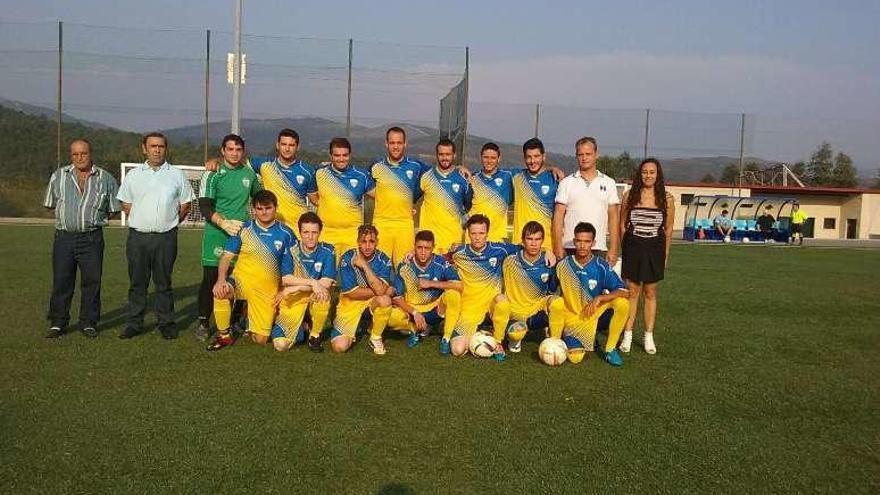 Los jugadores y presidente del Estrella Dorada. // FDV