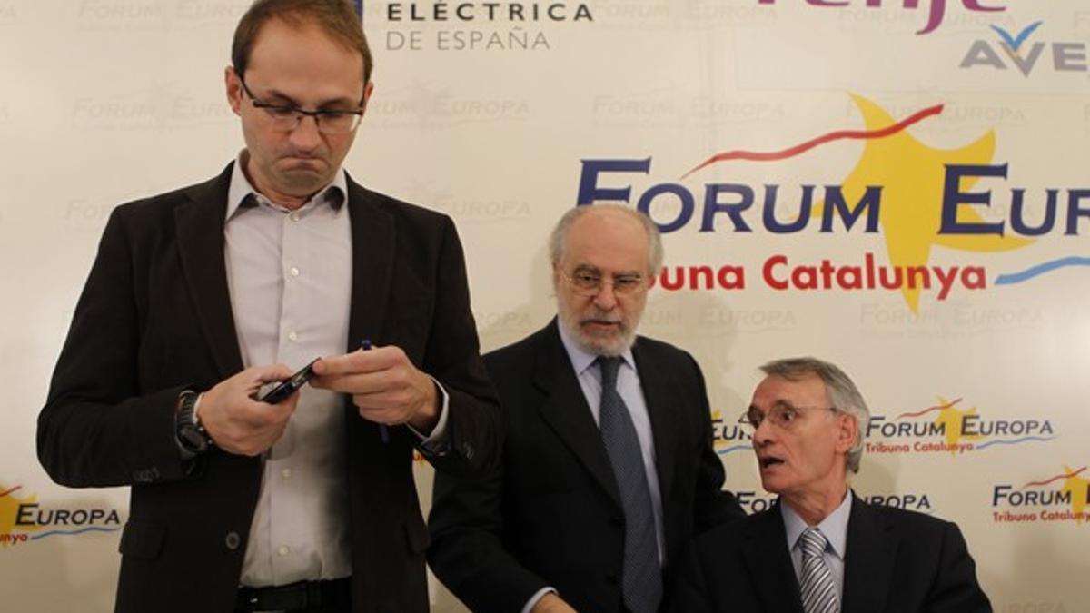 Joan Herrera mira su teléfono móvil, este lunes, antes de intervenir en el Fórum Europa.