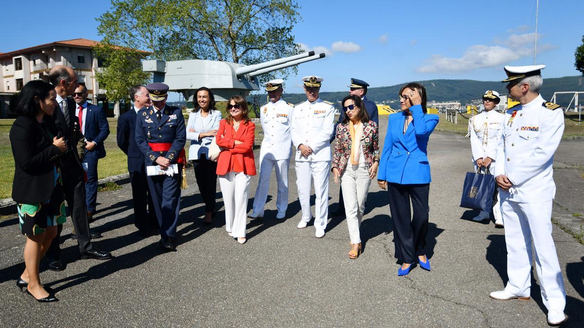 La ministra a su llegada a la Escuela Naval acompañada por la subsecretaria de Defensa y la subdelegada de Gobierno en Pontevedra. Fueron recibidos por los responsables de la Escuela y la alcaldesa de Marín.