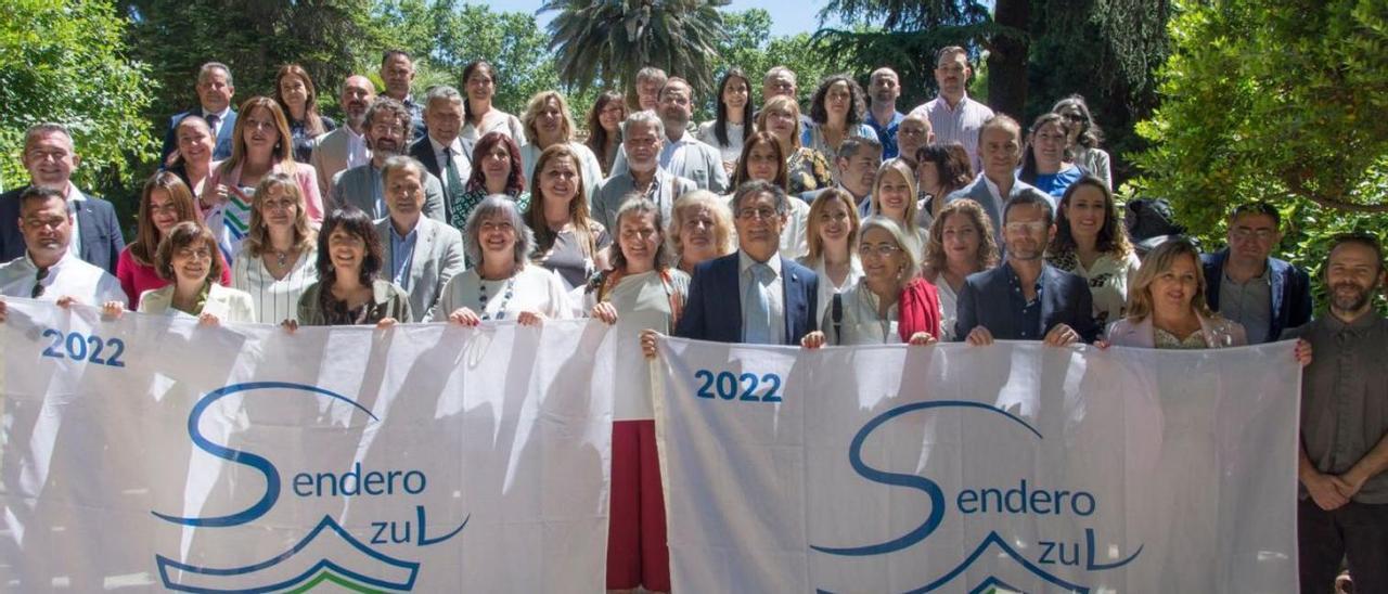 Presentación y reparto de las banderas de los senderos azules, ayer, en el Jardín Botánico de Madrid