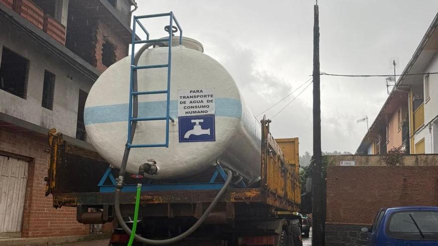 Un camion cisterna, en Caminomorisco.