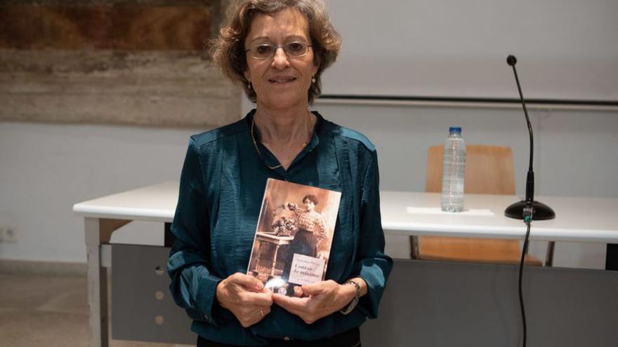 Agustina Pérez con su libro en la Biblioteca Pública de Zamora. | A. B.