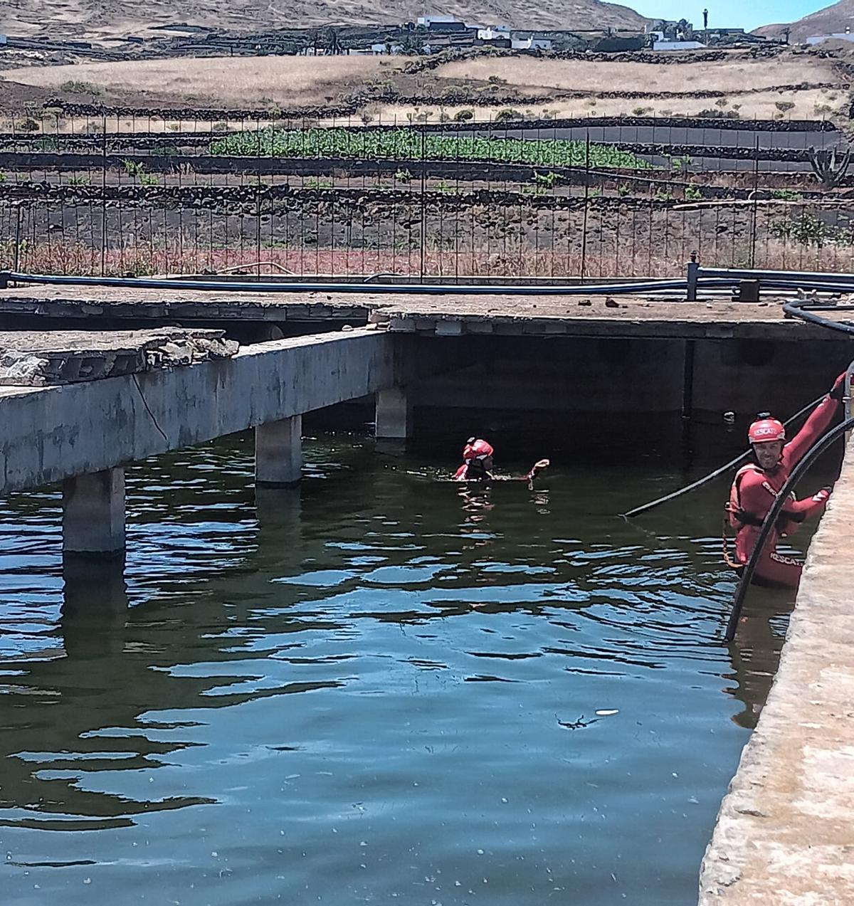 Bomberos del Consorcio de Seguridad y Emergencias de Lanzarote, el pasado viernes, en el rescate de patos en un aljibe de La Degollada
