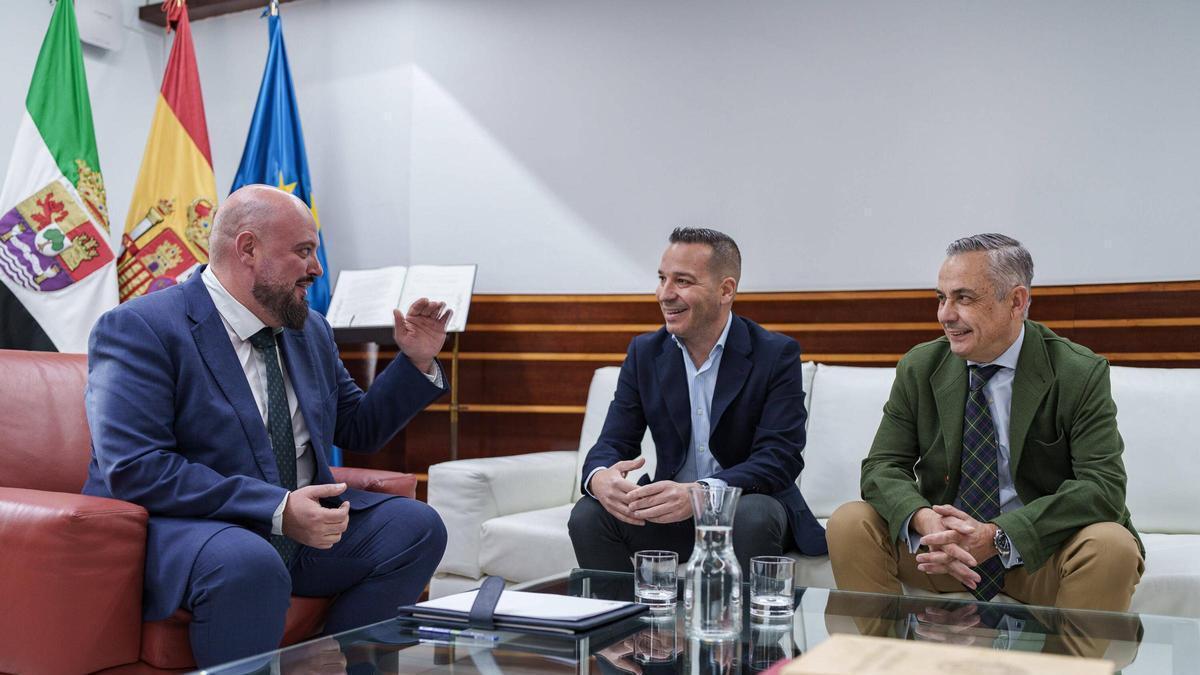 Vídeo | Vox niega que exista acuerdo con el PP extremeño en la ronda previa a la investidura