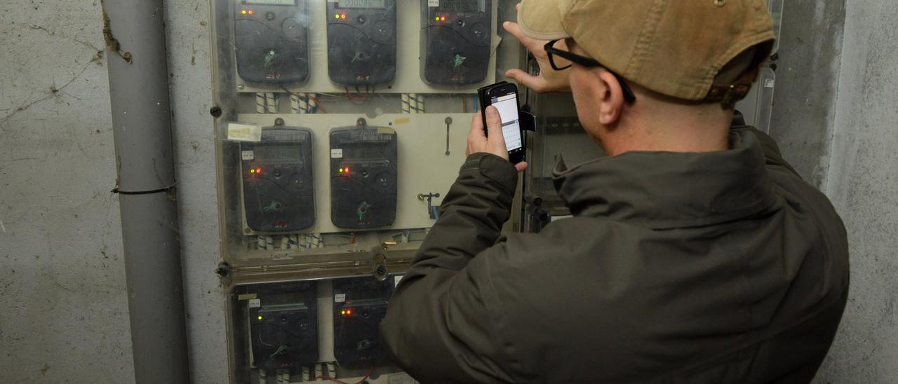 Un abonado ante un cuadro de contadores ubicado en su edificio.