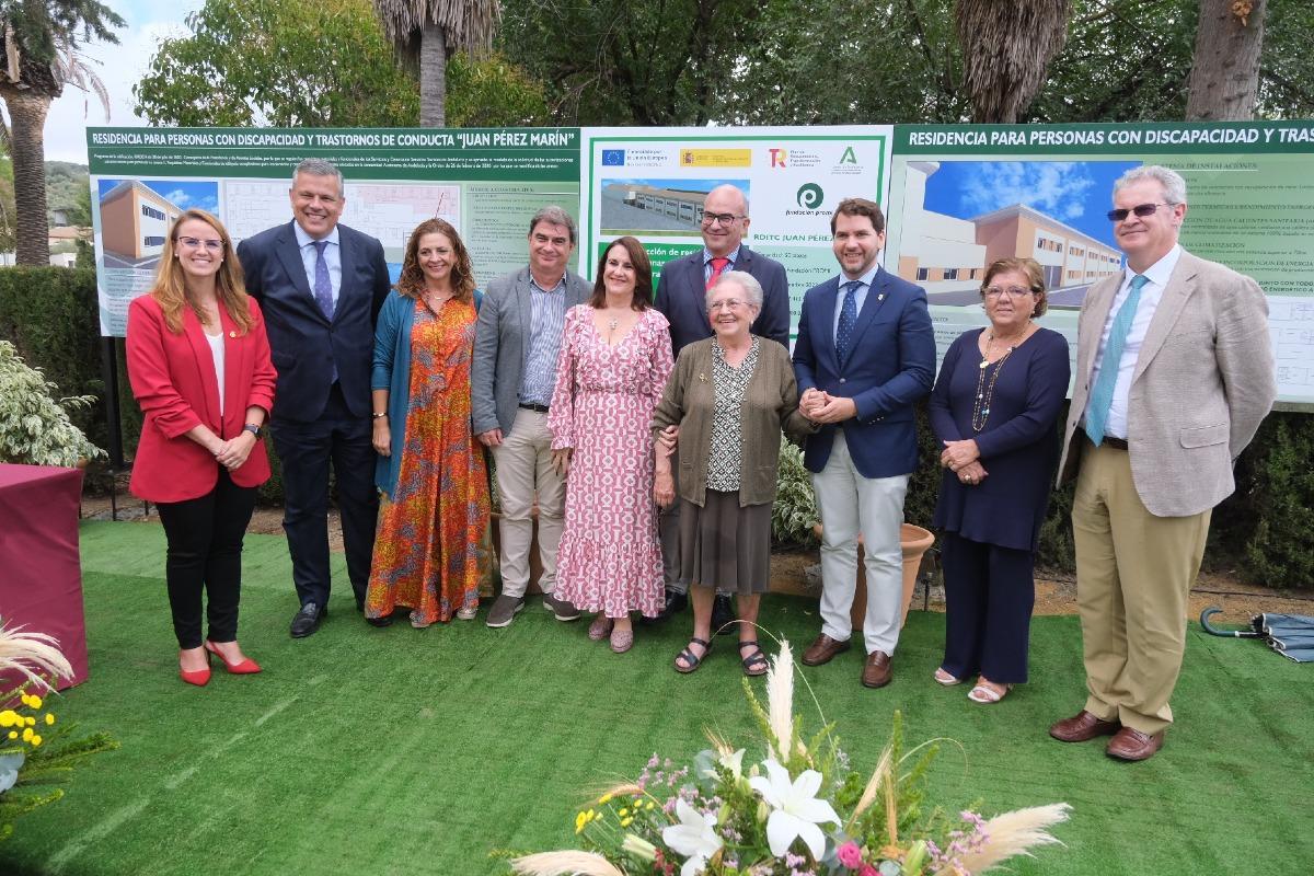 Autoridades y responsables de Promi, durante el acto que supone el inicio de las obras de la residencia.