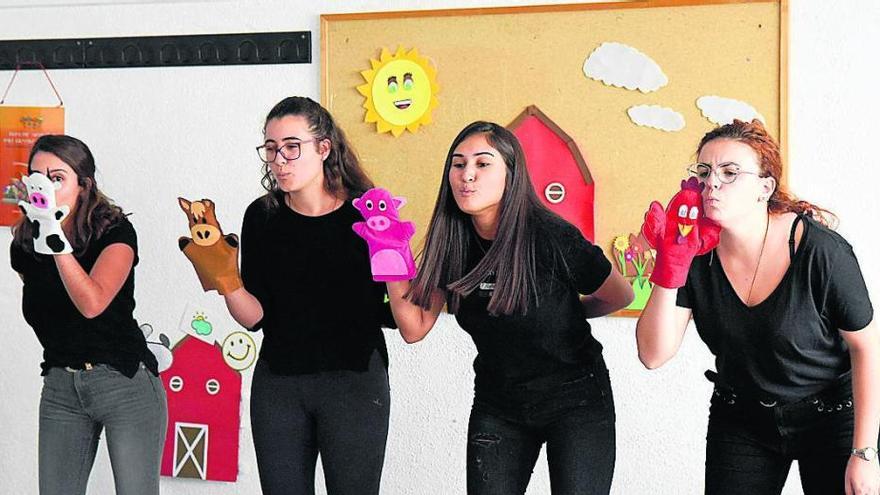 Cuatro alumnas de 3º del Grado de Magisterio Infantil en pleno proceso de contar los cuentos en inglés a niños de entre 3 y 5 años.