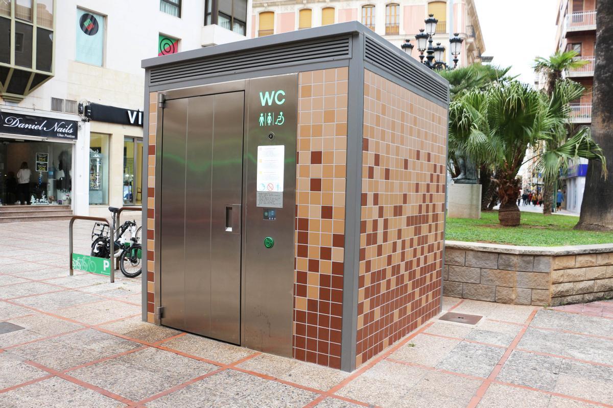 El Ayuntamiento de la capital ha apostado por el material cerámico en proyectos como la red de baños públicos, bancos, señalización, etc.