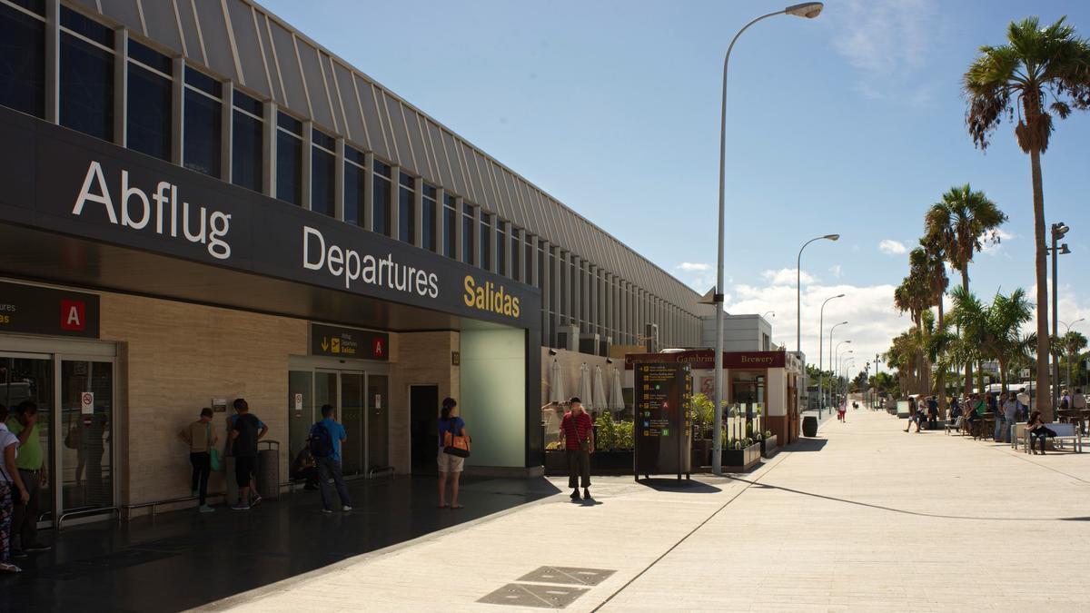 Exterior del aeropuerto Tenerife Sur.