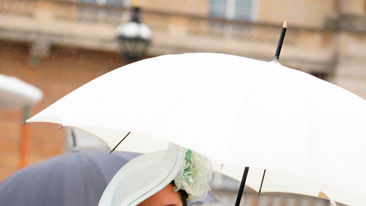 Kate Middleton, con vestido retro, tocado y paraguas en la Royal Garden Party