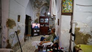 Un vecino de Tiro mira por televisión un discurso del líder de Hizbulá, Hasan Nasrallah.