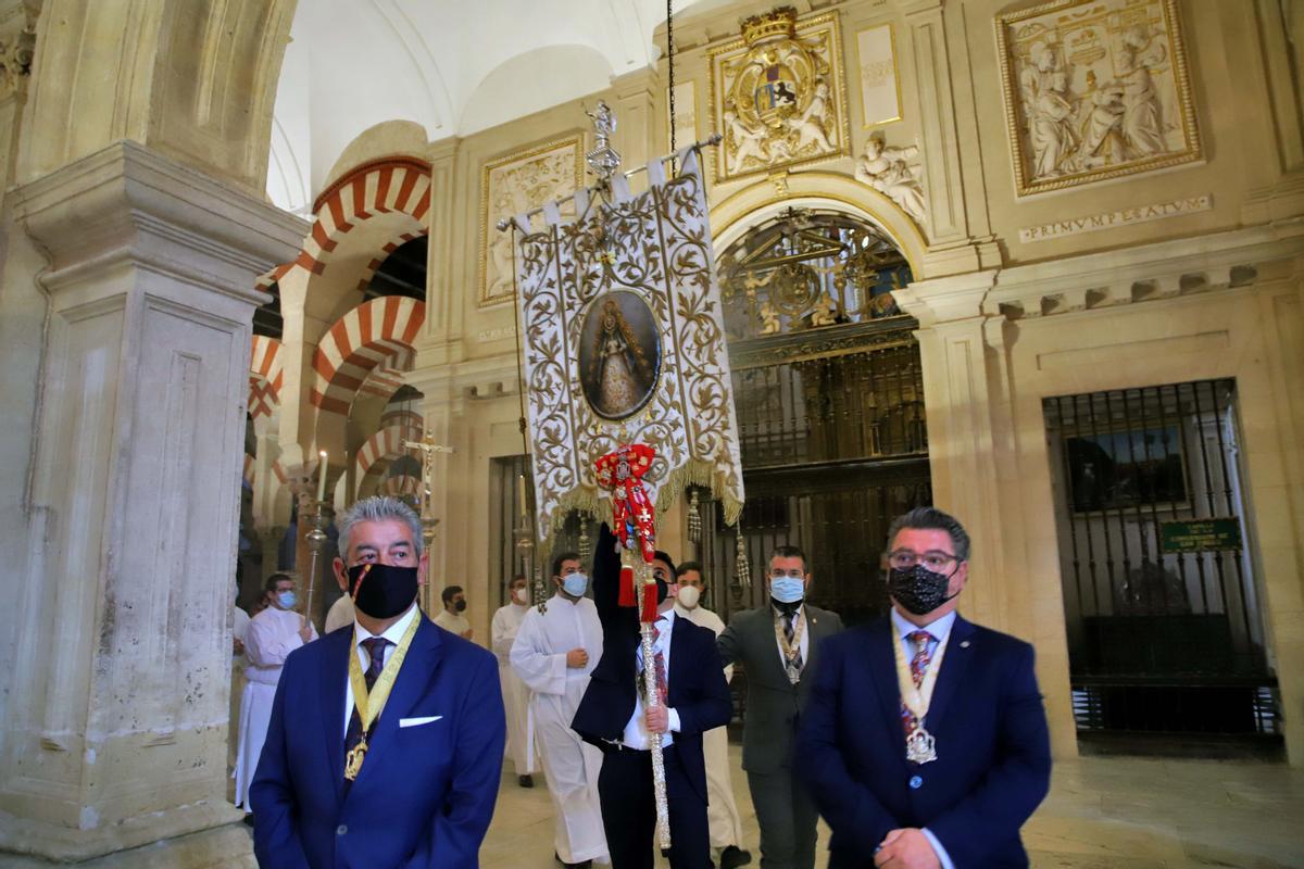 El Simpecado del Rocío en la Catedral El Simpecado del Rocío en la Catedral