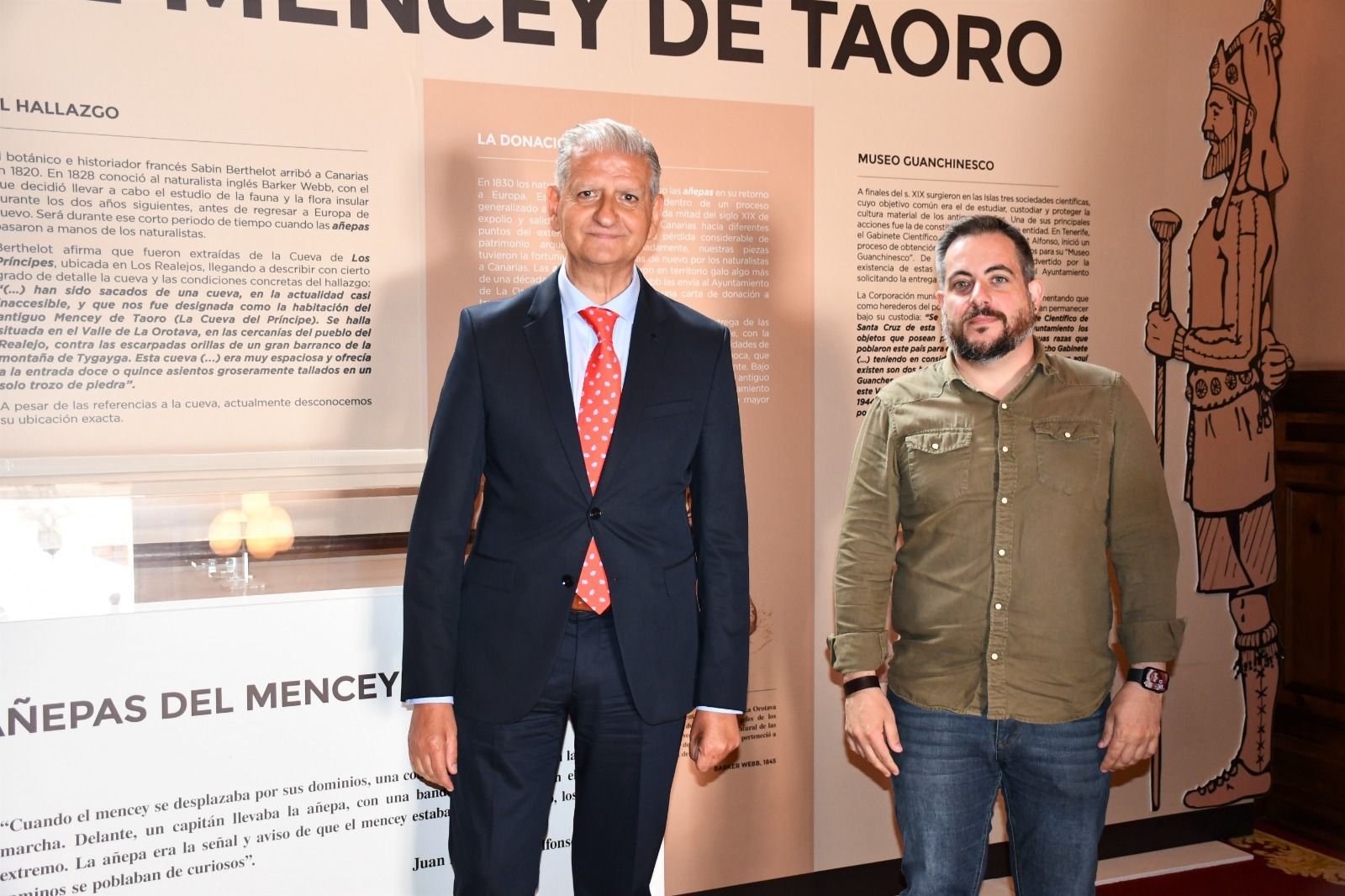 Linares y Zebenzuí López junto a la exposición de las añepas del Mencey de Taoro